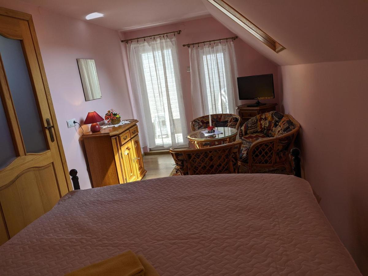 Guest House Nika - Cottages And Rooms In The Heart Of Palanga City Center 外观 照片